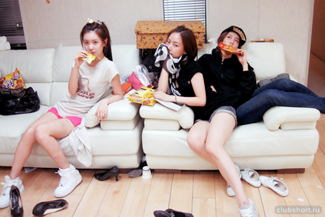 875_japan_girls_in_shorts_17.png